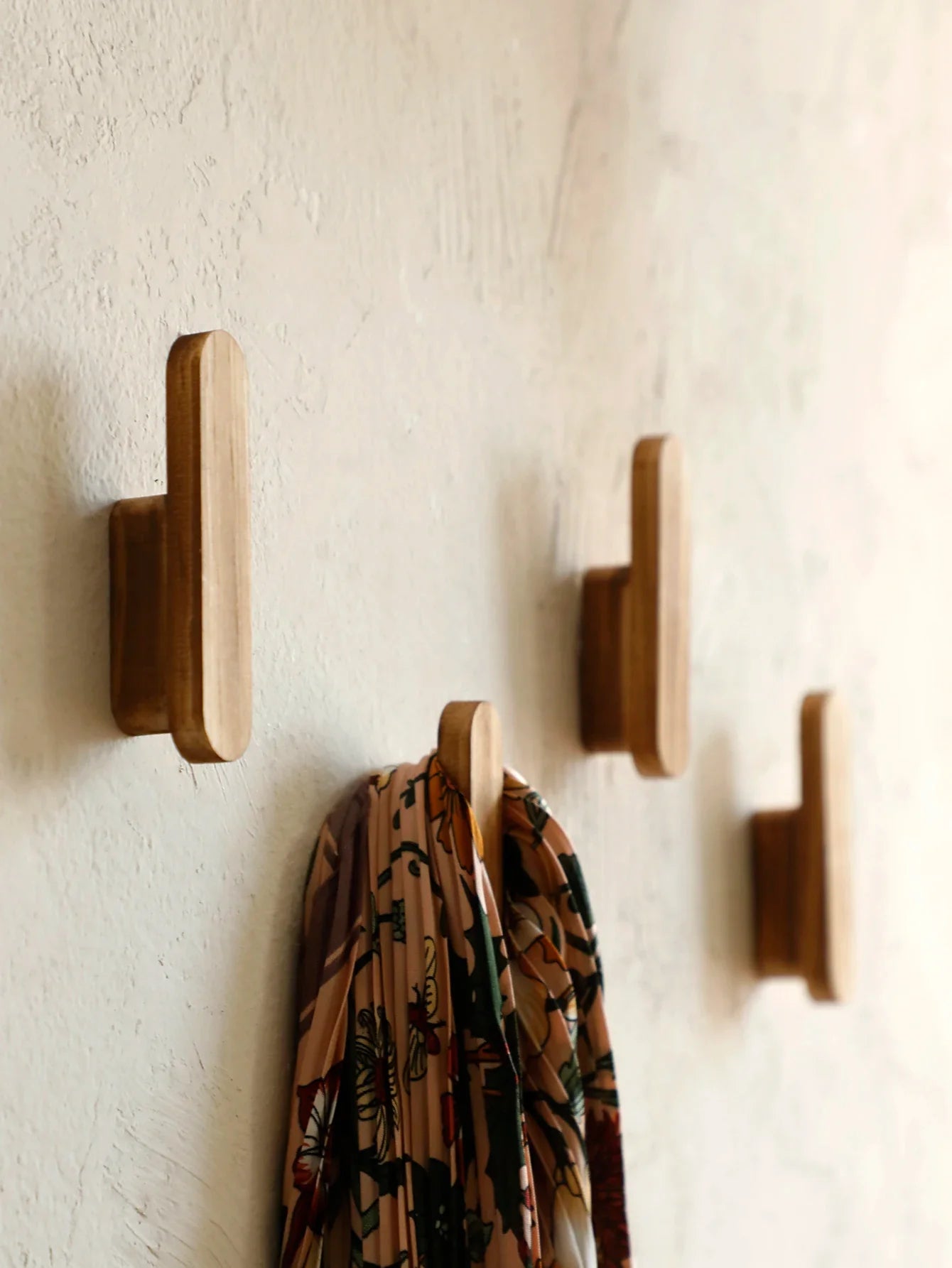 Cabideiros de Parede Rústicos em Madeira – Ganchos Decorativos Artesanais para Entrada, Quarto e Banheiro